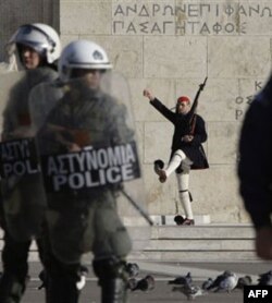 Gretsiya iqtisodiyoti moliyaviy krizis inkanjasida, hukumat imtiyoz, maoshlari kesar ekan, norozilar ish tashlamoqda yoki boshqa yurtdan imkoniyat izlamoqda