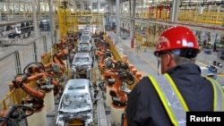 资料照：美国福特公司在中国重庆的一条生产线（2012年4月20日）