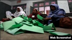  بلوچستان کے ایک پولنگ اسٹیشن میں ووٹوں کی گنتی کی جا رہی ہے۔ فائل فوٹو