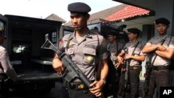 Para polisi melakukan pengawalan ketas atas Lapas Cebongan di Sleman, Yogyakarta pasca terjadinya serangan oleh beberapa orang bersenjata (23/3/13).