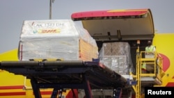 Seorang pekerja menurunkan kotak vaksin COVID-19 Pfizer di Bandara Soekarno Hatta di Tangerang, di pinggiran Jakarta, 9 Agustus 2021. (Antara Foto/Fauzan/via Reuters)