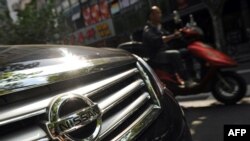 日本汽车业巨头日产和丰田9月26日表示，由于对日本汽车的需求受到中日之间对岛屿外交争端的冲击， 他们要减少在中国的汽车产量。