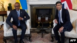 Le président rwandais Paul Kagame (à g.) et le Premier ministre britannique Rishi Sunak (à dr.)