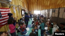 Suriyaliklar Iordaniyadagi AQSh qochqinlar markazida qochqin maqomini olish uchun navbatda. 6-aprel 2016-yil