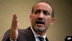 Ketua Koalisi Oposisi Suriah, Ahmed Jarba mendesak masyarakat internasional agar mempersenjatai pemberontak pada pertemuan hari Selasa (25/3) di Kuwait (foto: dok).