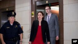 Fiona Hil u zgradi Kongresa