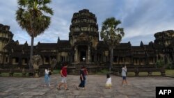 រូបឯកសារ៖ អ្នកទេសចរដើរទស្សនាក្នុងបរិវេណប្រាសាទអង្គរវត្ត ក្នុងខេត្តសៀមរាប កាលពីថ្ងៃទី២៩ ខែវិច្ឆិកា ឆ្នាំ២០២០។