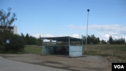 俄罗斯希望中国投资，促进远东和西伯利亚经济发展，但又害怕中国吞并。西伯利亚东部雅库特地区首府雅库茨克市的一个公共汽车站。（美国之音白桦拍摄）