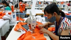 រូបឯកសារ៖ កម្មការនី​កំពុង​ធ្វើ​ការ​នៅ​​រោង​ចក្រ​កាត់​ដេរ Singlun Star ដែល​វិនិយោគ​ដោយ​ប្រទេស​សិង្ហបុរី។​