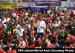 Capres 01 Joko Widodo menarik perhatian massa dengan menyebut pembangunan jalan tol pertama di Kalimantan yang akan selesai akhir tahun ini, dalam kampanye terbuka di Gedung Dome, Balikpapan, Kamis, 28 Maret 2019. (Foto: TKN Jokowi-Ma’ruf Amin)