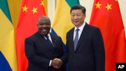 Le président du Gabon Ali Bongo Ondimba (à g.), avec son homologue de Chine Xi Jinping, à Pékin, en Chine, le 1er septembre 2018. (Nicolas Asfouri/Pool Photo via AP)