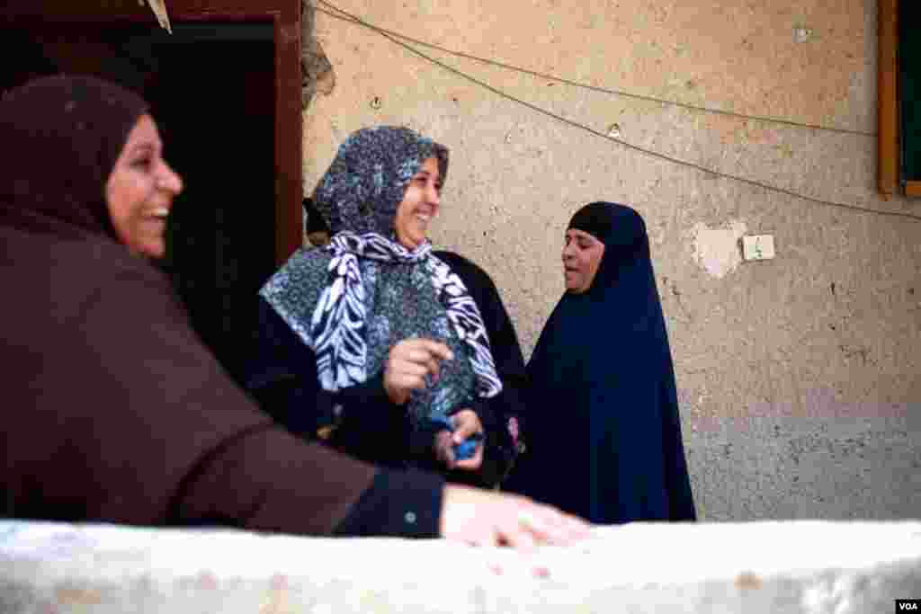 17일 수도 프롬펜 거리에서 아누크 전 캄보디아 국왕을 애도하는 꽃을 들고 시신 을 기다리는 승려.