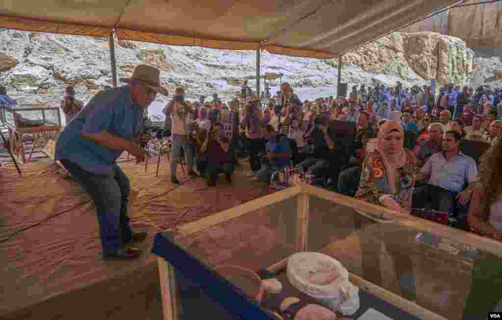Dr. Zahi Hawass announces his discoveries during a news conference in the Valley of the Monkeys in Luxor&#39;s west bank, Egypt. (H. Elrasam/VOA)