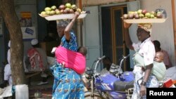 Tchadiennes au marché à N'Djamena le 6 novembre 2007.