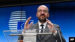 샤를 미셸 EU 정상회의 상임의장이 25일 벨기에 브뤼실에서 기자회견을 열고, EU 임시 정상회의에서 의결한 대 벨라루스 제재안에 대해 설명했다.