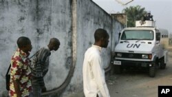 Photo d’archives : Arrestation de manifestants par la police anti-émeutes à Kinshasa, en République démocratique du Congo - lundi 10 janvier, 2005.