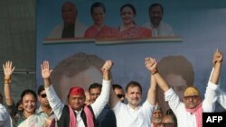 Sejumlah tokoh oposisi India, termasuk Rahul Gandhi (kedua dari kanan), berkumpul dalam kampanye pemilu yang diselenggarakan oleh blok oposisi INDIA di pinggiran Kota Varanasi, India, pada 28 Mei 2024. (Foto: AFP/Niharika Kulkarni)