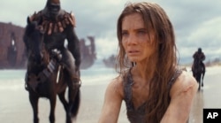 Aktris Freya Allan dalam sebuah adegan di film "Kingdom of the Planet of the Apes" (dok: 20th Century Studios/AP)
