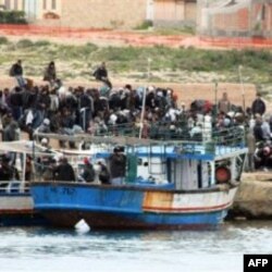 Imigranti iz Tunisa na italijanskom ostrvu Lampeduza