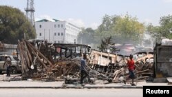 Sisa-sisa kendaraan di dekat istana presiden yang dibakar oleh geng di Port-au-Prince, Haiti, 25 Maret 2024. Penduduk Port-au-Prince pada Rabu (17/4) menyatakan kekhawatiran mereka mengenai dewan transisi baru Haiti. (Foto: Ilustrasi/REUTERS/Ralph Tedy Erol)