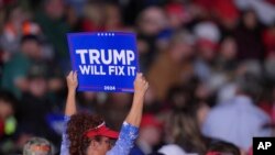 Поддржувач пристигнува пред републиканскиот претседателски кандидат, поранешниот претседател Доналд Трамп да зборува на предизборен митинг, во Ридинг, Пенсилванија, 4 ноември 2024 година.