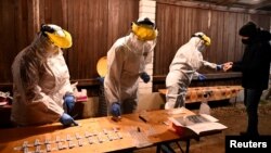 Arhiva, ilustracija - Medicinski radnici uzimaju uzorke za testiranje na prisustvo koronavirusa, u Trencianskim Stankovcema, Slovačka 7, 2020.