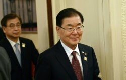 정의용 한국 외교장관(오른쪽)과 서훈 국가안보실장이 지난 5월 워싱턴 백악관에서 열린 미군 한국전 참전용사 명예훈장 수여식에 참석했다.