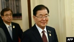 정의용(오른쪽) 전 한국 청와대 국가안보실장과 서훈 전 국가정보원장 (자료사진)