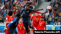 Samuel Umtiti marque un but lors de la demi-finale entre la France et la Belgique lors de la Coupe du monde à Saint-Pétersbourg, Russie, le 10 juillet , 2018.