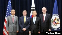 미국과 한국이 20일 워싱턴 국무부 청사에서 외교·국방(2+2) 고위급 확장억제전략협의체 첫 회의를 열어 북한의 핵·미사일 위협에 대한 한반도 방어와 관련해 미국 전략자산의 정례배치 공약을 재확인했다. 사진은 회의에 참석한 류제승 한국 국방부 국방정책실장(왼쪽부터), 토머스 컨트리맨 미 국무부 군비통제·국제안보차관 대행, 임성남 한국 외교부 1차관, 데이비드 시어 미 국방부 정책수석부차관.