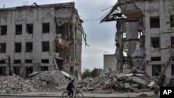 美国指控俄罗斯使用化学武器对付乌克兰军队，称此举违反了《化学武器公约》。（美联社2024年4月18日）