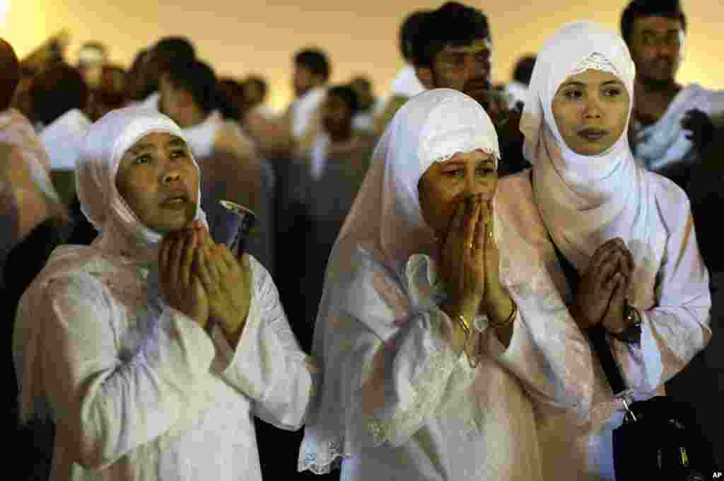 Muslim pilgrims pray near the holy city of Mecca, Saudi Arabia, October 25, 2012.
