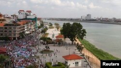 កម្មករ​រោងចក្រ​ដើរ​ក្បូន​តាម​តិរវិថី​ព្រះស៊ីសុវត្ថិ​ក្នុង​​ទិវា​ពលកម្ម​អន្តរជាតិ​ថ្ងៃ​ទី​០១ ខែ​ឧសភា​ ដើម្បី​ទាមទារ​លក្ខខណ្ឌ​ការងារ​ប្រសើរ​ជាង​មុន។