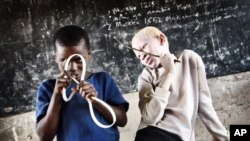 Un élève albinos, à droite, en compagnie de son collègue.