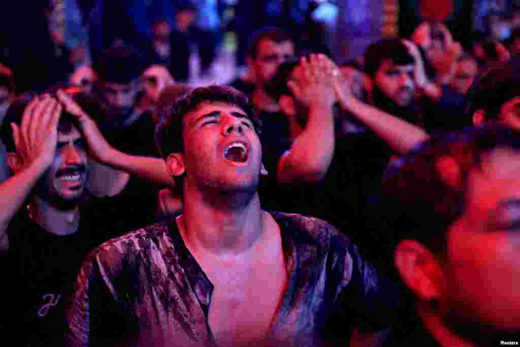 Mahujaji wa madhehebu ya kishia wakishiriki kwenye kumbukumbu ya Imam Hussein mjuku wa Mtume Mohamed SAW, siku arbaini baada ya kufariki kwaka katika karne ya saba katika mji wa Karbala, Irak&nbsp;