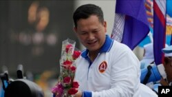 ฮุน มาเนต ท่ามกลางขบวนหาเสียงเลือกตั้ง เมื่อวันที่ 21 กรกฎาคม 2023 (ที่มา: เอพี)