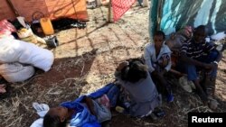 Para pengungsi dari Etiopia yang melarikan diri dari kawasan Tigray, duduk di tempat pengungsian di kamp Um-Rakoba di negara bagian Al-Qadarif, Sudan, 11 Desember 2020.