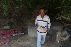 លោក ម៉ម កាក់ ប្រជាពលរដ្ឋដែលមានជម្លោះដីធ្លីជាមួយលោក សង ថន ក្នុងស្រុកគាស់ក្រឡ ខេត្តបាត់ដំបង។ (ស៊ុន ណារិន/វីអូអេ)