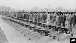 历史照片：上海人民广场摆放的轻机枪。(1963年5月9日)