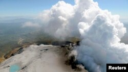 Asap vulkanik menyelimuti gunung Ontake di Jepang Tengah (30/9).