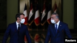 Presiden Perancis Emmanuel Macron (kiri) dan Perdana Menteri Irak Mustafa al-Kadhimi dalam konferensi pers di Baghdad, Irak, 2 September 2020. (REUTERS / Gonzalo Fuentes / Pool)