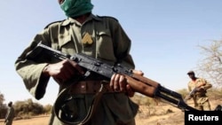 Des soldats maliens patrouillent à Gao, dans l'est du Mali, le 13 novembre 2006.