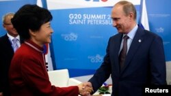 지난 9월 러시아 상트페테르부르크에서 열린 G20 정상회담에서 블라디미르 푸틴 러시아 대통령(오른쪽)과 박근혜 한국 대통령이 악수하고 있다. (자료사진)