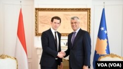 Kancelar Austrije Sebastijan Kurc i predsednik Kosova Hašim Tači prilikom susreta u Prištini (Foto: VOA)