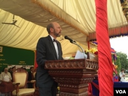 ឯកអគ្គរដ្ឋទូត​អាល្លឺម៉ង់​ថ្លែង​នៅ​ក្នុង​ពិធី​សម្ពោធ​បូជនីយដ្ឋាន​ថ្មី​មួយ​នៅ​សារមន្ទីរ​ប្រល័យ​ពូជសាសន៍​ទួល​ស្លែង​ក្នុង​រាជធានី​ភ្នំពេញ​កាល​ពី​ថ្ងៃ​ព្រហស្បតិ៍​ទី​២៦ ខែ​មីនា ឆ្នាំ​២០១៥។ (ប៉ូច រាសី/VOA)