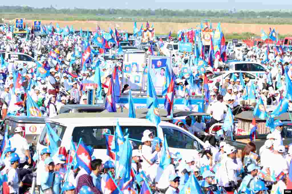 ទិដ្ឋភាព​ការដង្ហែក្បួន​ឃោសនា​ថ្ងៃ​ចុងក្រោយ​របស់​គណបក្ស​ប្រជាជន​កម្ពុជា​ ក្នុង​រាជធានី​ភ្នំពេញ​ ថ្ងៃទី២​ ខែ​មិថុនា​ ឆ្នាំ​២០១៧។ (ហ៊ាន សុជាតា/VOA)