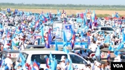 រូបឯកសារ៖ ទិដ្ឋភាព​ការដង្ហែក្បួន​ឃោសនា​ថ្ងៃ​ចុងក្រោយ​របស់​គណបក្ស​ប្រជាជន​កម្ពុជា​ ក្នុង​រាជធានី​ភ្នំពេញ​ ថ្ងៃទី២​ ខែ​មិថុនា​ ឆ្នាំ​២០១៧។ (ហ៊ាន សុជាតា/ VOA)