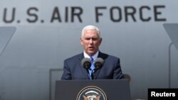 Wakil Presiden Mike Pence memberikan kata sambutan dalam pertemuan dengan prajurit AS yang ikut dalam latihan gabungan NATO Noble Partner 2017 di pangkalan militer Vaziani dekat Tbilisi, Georgia, 1 Agustus 2017.