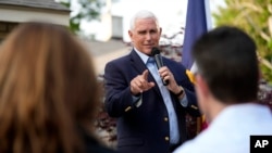 ARHIVA - Bivši potpredsednik Majk Pens razgovara sa lokalnim stanovnicima u Demojnu u Ajovi, 23. maja 2023. (Foto: AP /Charlie Neibergall)