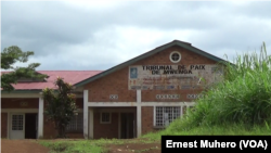 Le tribunal de Mwenga, au Sud-Kivu, le 25 septembre 2017. (VOA/Ernest Muhero)